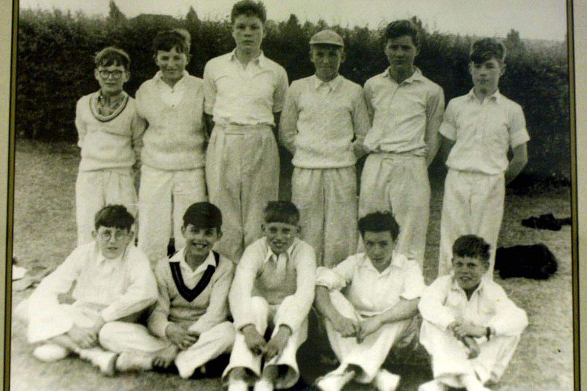 Als Schüler spielte Mick Jagger (1. rechts unten) in der Cricket-Mannschaft seiner Schule. Auch heute noch ist er ein großer Fan des Nationalsports und besucht regelmäßig Spiele der britischen Nationalmannschaft. Er gründete sogar die Internetseite "Jagged Internetworks", um die englische Cricket-Liga im Überblick zu haben.