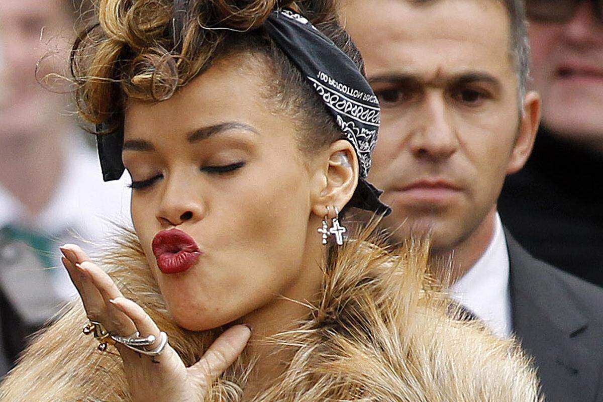 Rihanna hat sich verliebt, in einen Briten. Die 23-jährige Rihanna ist mit dem britischen Boxer und Model Dudley O'Shaughnessy (21) zusammen. Die Musikerin habe mit dem Sportler bei einem Videodreh zu ihrer Single "We found Love" geflirtet. Rihanna wurde zuletzt mit dem Sänger Drake, dem Baseball-Spieler Matt Kemp und Colin Farrell in Verbindung gebracht, seit sie sich 2009 von Chris Brown getrennt hatte.