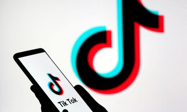Die Onlineplattform TikTok hat nach eigenen Angaben Unmengen an Videos mit Falschnachrichten gelöscht.