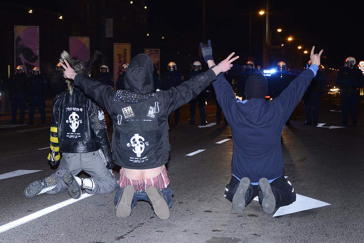 Am Ring kommt es dann zum Demo-Stau. Der Zug vom Westbahnhof bewegt sich Richtung Heldenplatz, während die Gruppe von der Hauptuni in die andere Richtung will. Kurze Zeit sind die Polizisten an der Spitze der beiden Züge ratlos. Dann weichen sie einfach zur Seite und lassen die Gruppen aufeinander zu marschieren.