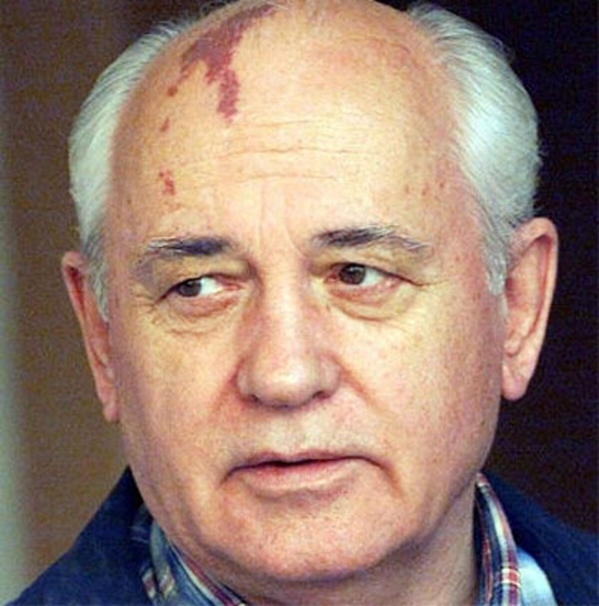 KPdSU-Chef Michail Gorbatschow holte Jelzin zu Beginn der Perestroika-Zeit nach Moskau und machte ihn dort zum Parteichef. Jelzin wurde am 1. Februar 1931 im Dorf Butka im Ural geboren. 1961 trat der spätere Bauingenieur in die KPdSU ein. Sein Weg führte ihn 1975 an die Spitze der Partei in Swerdlowsk, dem heutigen Jekaterinburg.