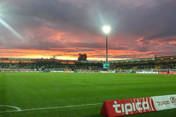 In &Ouml;sterreich spielt die SV Ried in der Keine-Sorgen-Arena. Die Ober&ouml;sterreichische Versicherung fungiert seit der Neuer&ouml;ffnung 2003 als Namensgeber und l&ouml;ste damit das Fill Metallbau Stadion und die HomeLife-Arena ab.