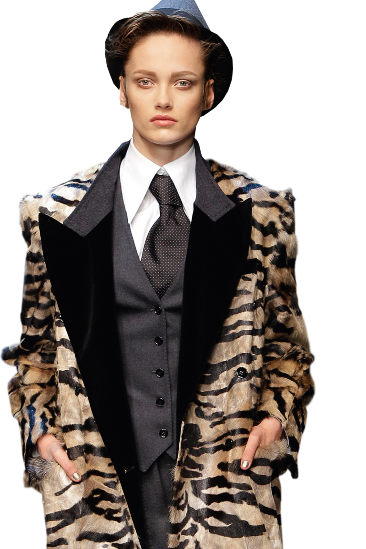 Bei Dolce & Gabbana trafen fließende Silhouetten auf einen maskulinen Cross-Dressing-Look.