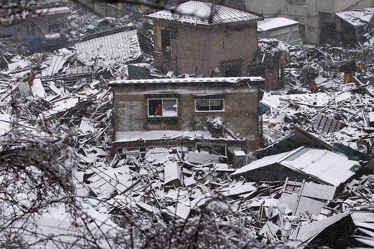 Mittwoch (16. März): Rettungseinsatz in einem zerstörten Haus in Kamaishi.