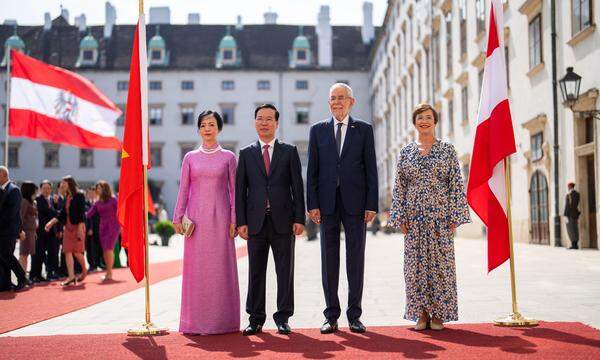 Vietnams First Lady Phan Thi Thanh Tam, der vietnamesische Präsident Vo Van Thuong, Bundespräsident Alexander Van der Bellen und Ehefrau Doris Schmidauer im Inneren Burghof in Wien.