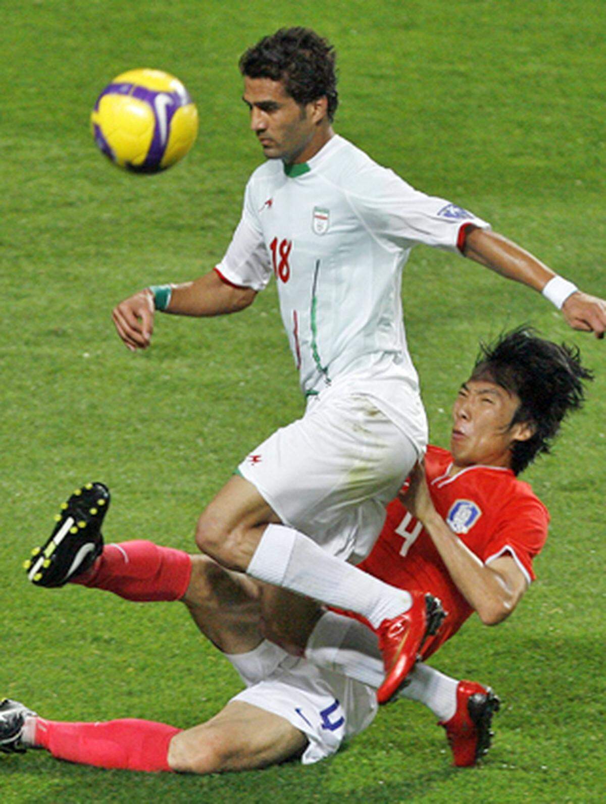 Fussballmatch Iran - Südkorea (in Seoul): Einige Mitglieder der iranischen Mannschaft trugen in der ersten Spielhälfte grüne Armbänder.