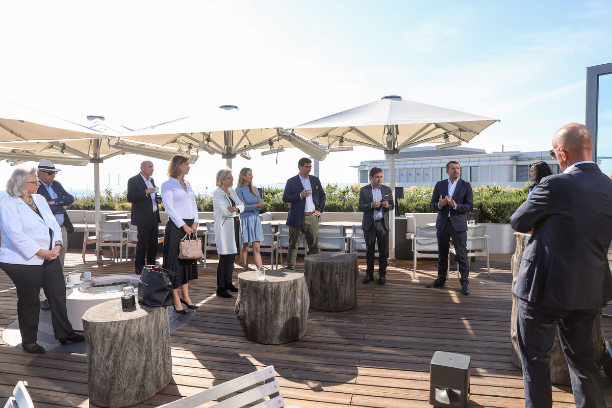 Unter dem Motto “Ein neuer Morgen” lud die “Presse” am 13. und 14. Juli ausgewählte Branchenpersönlichkeiten und Interessensvertreter zum CEO Business Breakfast ins Hotel Andaz. Besprochen wurden die aktuelle Lage, Herauforderungen und mögliche Auswege aus der Krise.  