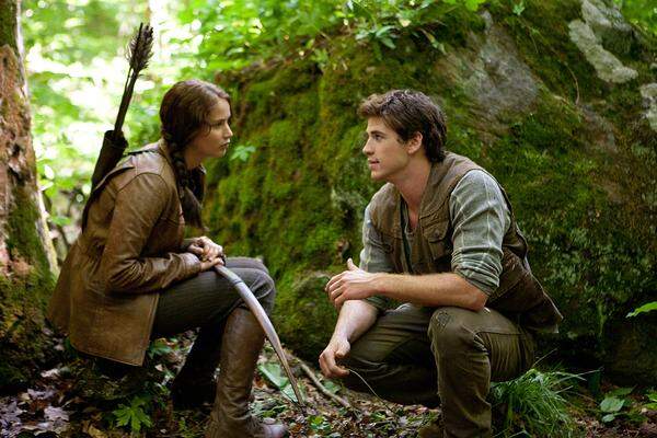 Nicht gerade zur Freude des Jagdfreunds von Katniss, Gale Hawthorne (Hemsworth). Er komplettiert das Liebesdreieck.  Der Kampf auf Leben und Tod zwischen Teenagern wurde in der Literatur und im Film schon des öfteren bemüht.