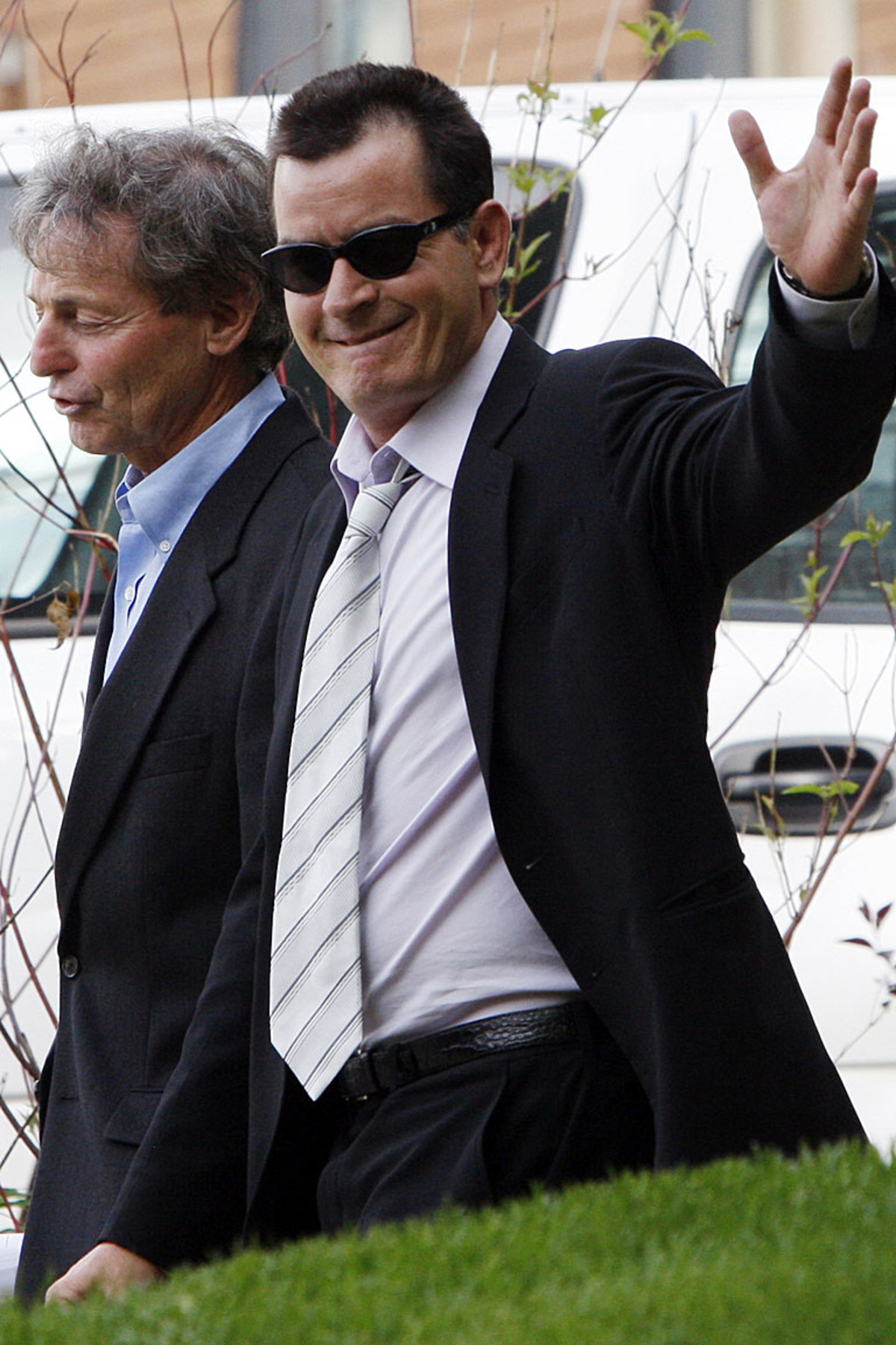 Das war nicht alles, was Gervais über Charlie Sheen zu sagen hatte: "Halten wir mal fest, was er tatsächlich getan hat: Er hat einen Pornostar aufgerissen, sie dafür bezahlt, mit ihm essen zu gehen, sie seiner Ex-Frau vorgestellt - wie man es eben macht. Sie sind in ein Hotel gegangen, haben sich betrunken und ausgezogen. Er hat das Zimmer verwüstet, während sie in einem Schrank eingesperrt war. Und das alles an einem Montag. Was macht der Typ zu Sylvester?"