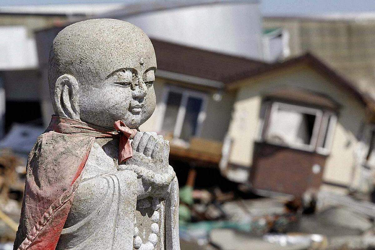 Sonntag (20. März): Die Statue von Jizou, einem Beschützer von Kindern und Reisenden, in den Trümmern von Ishimaki.