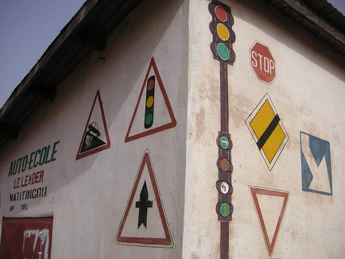 Selbst in diesem Kontinent der Wandgemälde hat die Fahrschule von Natitingou ein besonderes Gesicht.