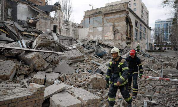 Ukrainische Einsatzkräfte rücken in Kiew aus, nachdem ein Gebäude durch eine Rakete schwer beschädigt wurde.