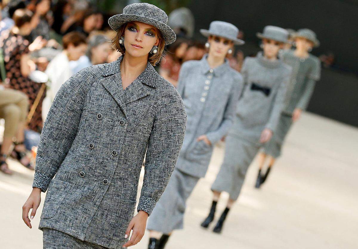 Die Models wirkten zum Teil wie "Klone" von Coco Chanel selbst - mit Glockenhut auf dem Kopf und in grauschwarzen Tweedkostümen, ein typischer Look der Modemacherin.