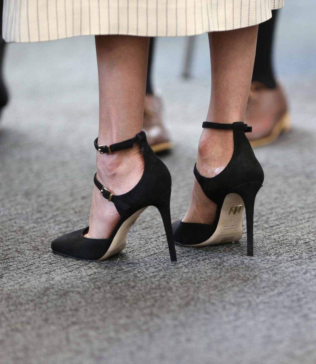 Beim Schuhwerk entschied sich Markle für ihre vertrauten Wildleder-Pumps von Tamara Mellon "Paramour" (ca. 380 Euro).