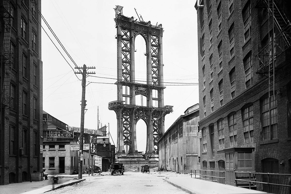 Dieses Foto aus dem Jahr 1908 zeigt die Bauarbeiten an der Manhattan Bridge bei der Washington Street. Der Pfeiler steht bereits.