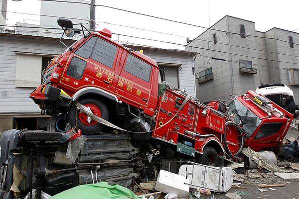 Sonntag (20. März): Feuerwehrautos in der Stadt Kamaishi.