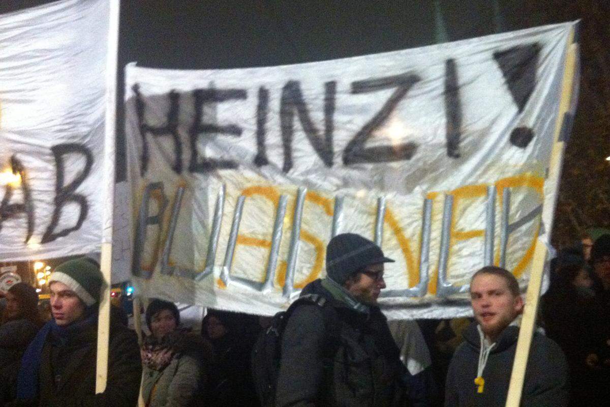 Das viel fotografierte „Heinzi, duas ned!“-Plakat, mit dem die Studenten Bundespräsident Heinz Fischer noch am Montag überreden wollten, die Regierung nicht anzugeloben, ist mittlerweile überklebt. „Heinz, buh!“ ist nun zu lesen.