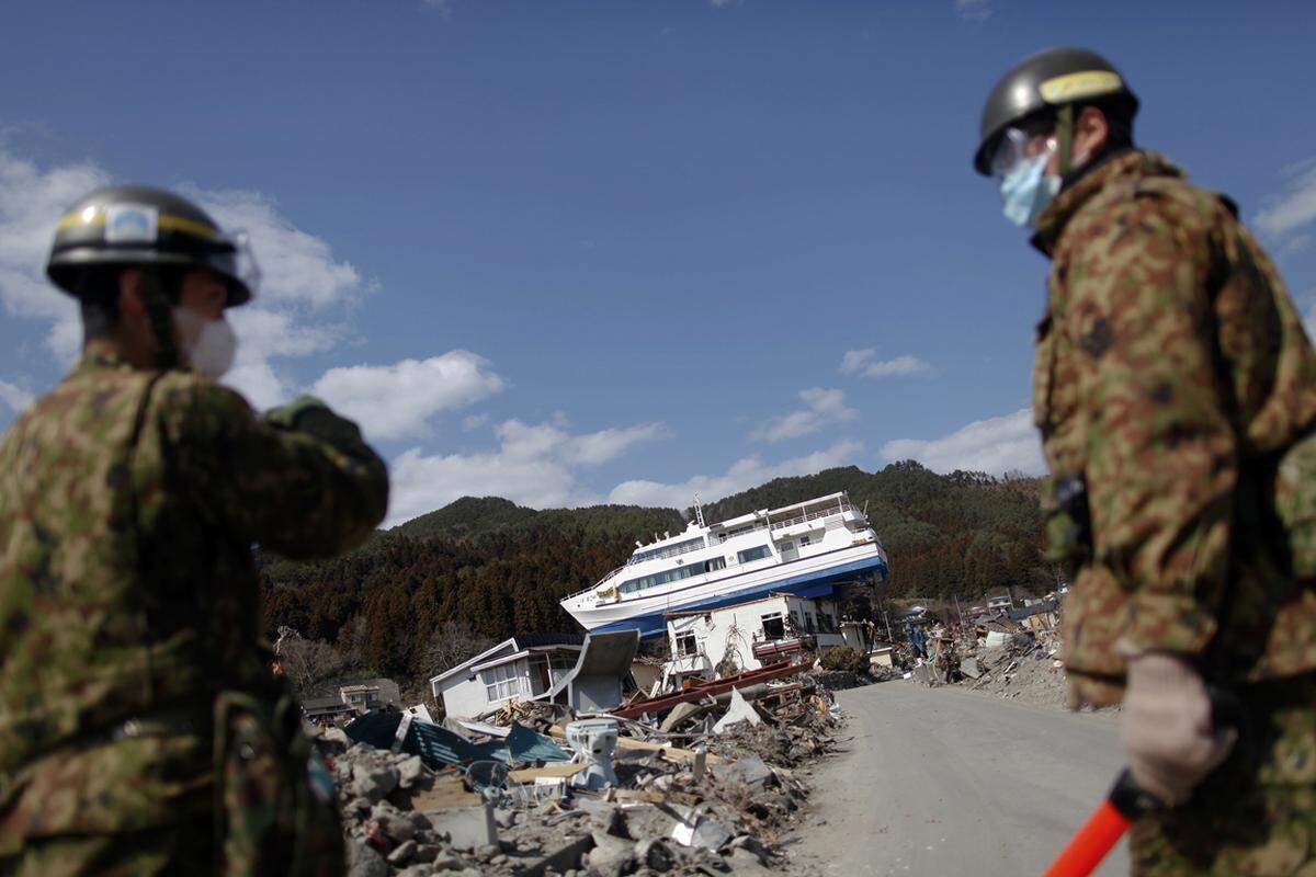 In Otsuchi machen sich zwei Soldaten ein Bild vom Ausmaß der Zerstörung. (3. April)