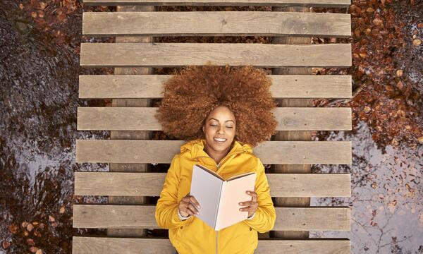 Ratgeber, Wissensvermittler, Pamphlete: Klimabücher füllen in Buchhandlungen mittlerweile ganze Regalwände.  