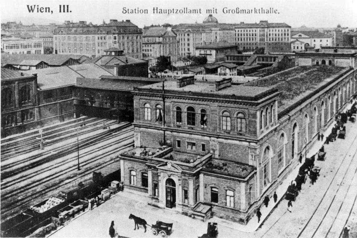 Der Bahnhof Wien Mitte mit der U-Bahn-Station Landstraße war früher als "Bahnhof Wien Hauptzollamt" bekannt. Seit 1803 bestand auf dem heutigen Bahnhofsgelände der Wiener Hafen des Wiener Neustädter Kanals - dieser Hafen und der anschließende Kanalabschnitt wurden zugeschüttet.
