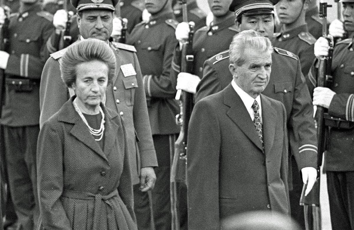 Die Frau des rumänischen Diktators Nicolae Ceausescu bekleidete während der kommunistischen Herrschaft ihres Mannes hohe politische Ämter. Nach dem Volksaufstand im Winter 1989 wurde das Paar in einem Schnellprozess zum Tode verurteilt und in einem Kasernenhof exekutiert.
