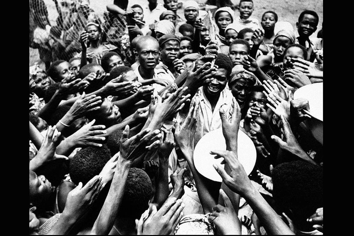 Kongo, 26. Jänner 1961: Vor einem Krankenhaus in Miabi, South Kasai, werden getrockneter Fisch und Palmöl verteilt. Mitte 1960 wurde der Kongo, zuvor eine Kolonie Belgiens, unabhängig. Die Spannungen der Volksgruppen eskalierten, ab 1961 befand sich das Land im Bürgerkrieg. Eine UNO-Mission (bis 1964) sollte Frieden bringen.
