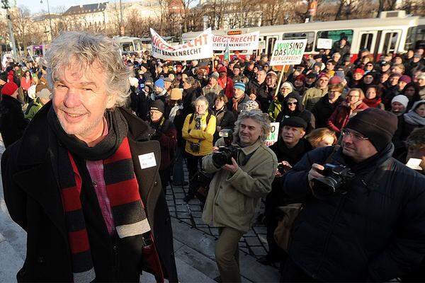 An die 500 Demonstranten aller Altersgruppen haben sich Freitagmittag bei kalten Temperaturen und blauem Himmel vor dem Parlament versammelt, um dem Schuhproduzenten beizustehen.