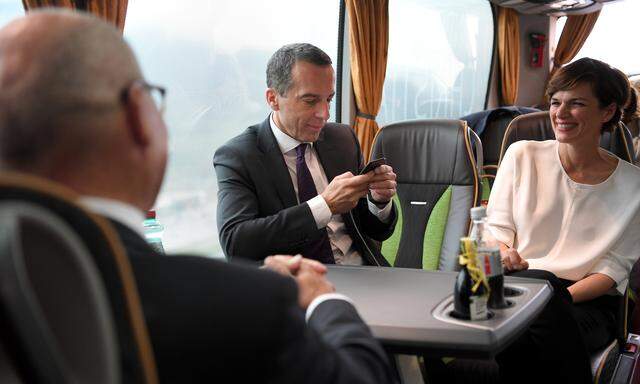 Bundeskanzler Christian Kern und Ministerin Pamela Rendi-Wagner im Tourbus der SPÖ.