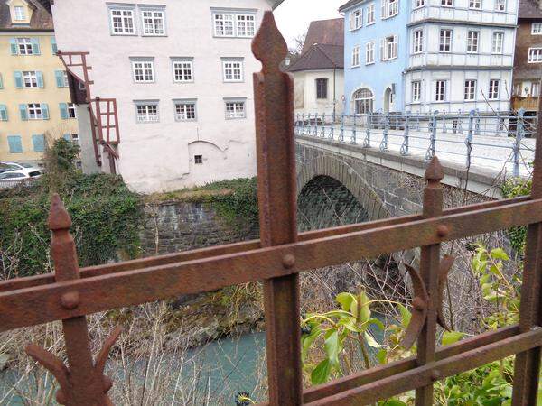 Gleich daneben: Die hohe Brücke (Heiligenkreuzbrücke), über die Jahrhunderte lang der gesamte Verkehr von Italien nach Deutschland rollte. Das rosa Haus war als Gasthaus lange Zeit ebenso beliebt wie zeitweise für seine Möglichkeiten berüchtigt.