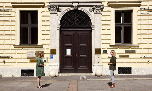 Vor ihrer ehemaligen Schule in der Wiener Wasagasse traf Neos-Bundesvorsitzende Beate Meinl-Reisinger (l.) „Presse“-Redakteurin Julia Wenzel zum Interview.