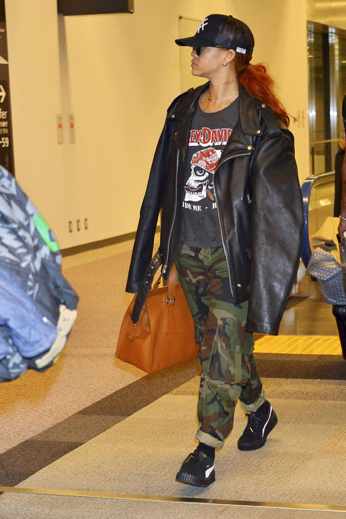 Sängerin Rihanna mag es lässig und bequem. Weite Hosen, flache Schuhe und Lederjacke sind ein Muss.