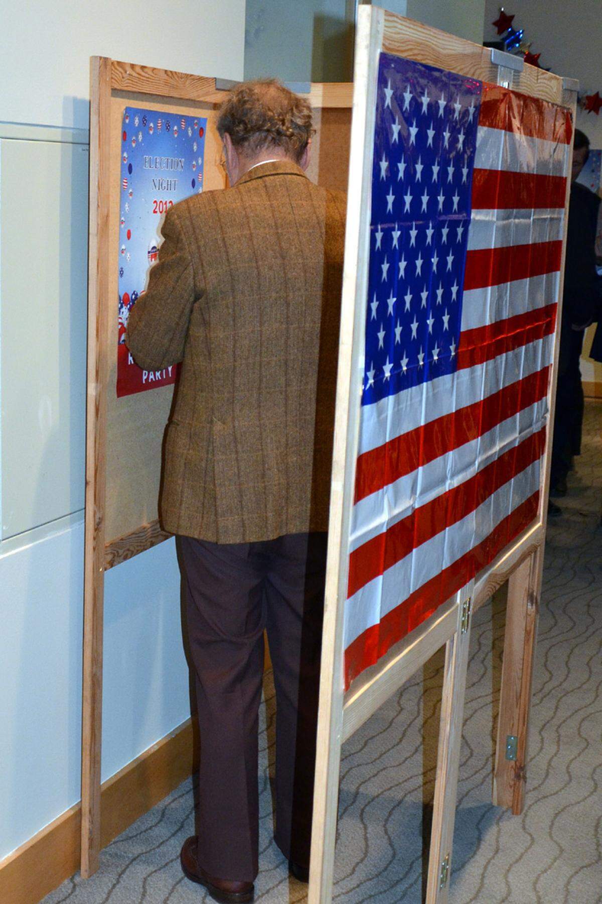 Doch für die Präsente muss gearbeitet werden. Jeder Gast bekommt auch einen Stimmzettel in die Hand gedrückt. Das Wahlergebnis ist eindeutig: 198 Stimmen für Obama, 16 für Romney, drei für den nicht mehr im Rennen befindlichen Ron Paul und eine Stimme für Clint Eastwood.
