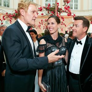 Rene Benko (rechts) mit Frau Nathalie und Klaus Albrecht Schröder 2013 bei einem Fundraising Dinner in der Wiener Albertina. 