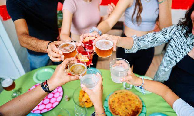 Ich werde mit Leuten reden, die ich nicht kenne, „Happy Birthday“ singen und trinken, was man mir halt ins Glas schüttet.