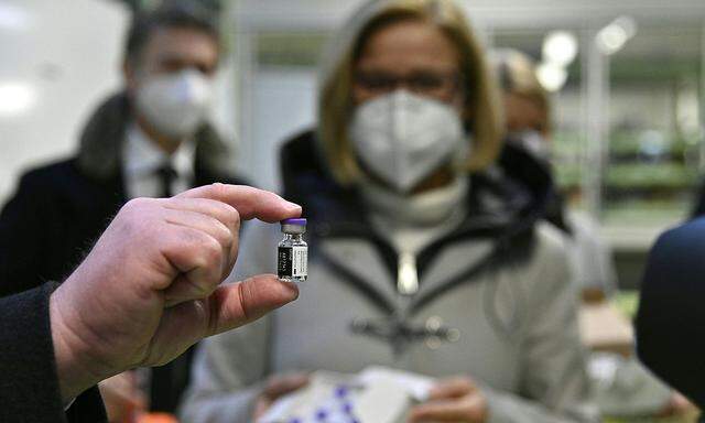 Archivbild von Landeshauptfrau Johanna Mikl-Leitner beim Begutachten der ersten eingetroffenen Impfdosen Ende Dezember 2020.