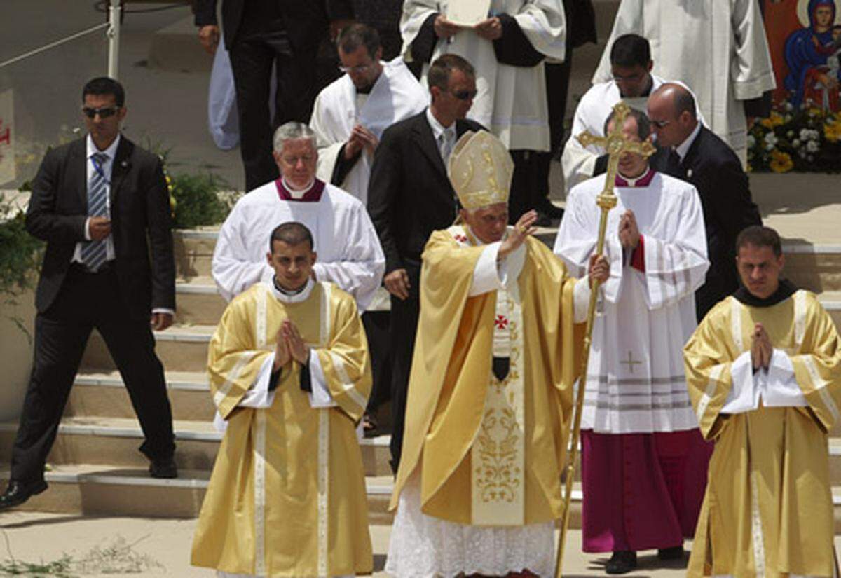 Am vorletzten Tag seiner Nahost-Reise ist Papst Benedikt XVI. am Donnerstag von mehr als 40.000 Pilgern in Nazareth empfangen worden. In der biblischen Heimat Jesu feierte Benedikt die größte Messe während seines Besuchs im Heiligen Land.