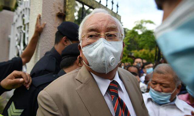 Najib Razak am Tag der Urteilsverkündung vor dem Gerichtsgebäude in Kuala Lumpur.