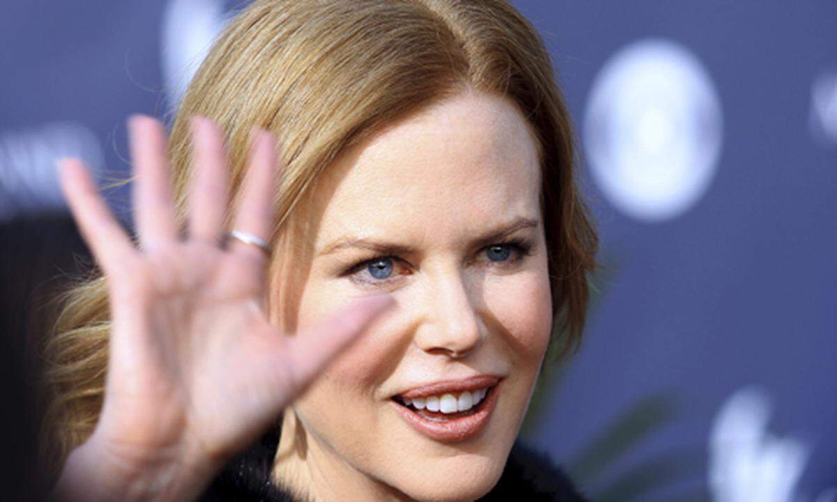 Unbeweglich und ausdruckslos erscheint die Mimik von Nicole Kidman. Auf ihrer Stirn findet sich kein Fältchen und auch bei ihren Lippen hat sie wohl nachgeholfen.