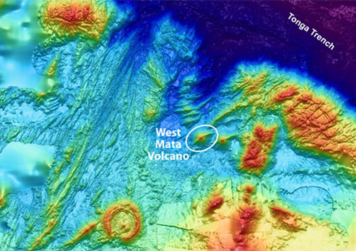 Der West Mata Vulkan liegt im Nordosten des Lau-Beckens und dürfte der aktivste in der Gegend sein. Im Norden ist der Tongagraben zu sehen, der rund 11 Kilometer tief ist.