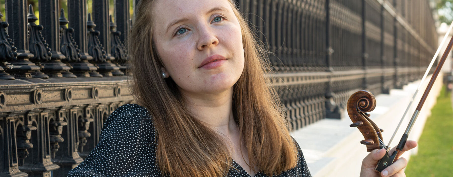 Magdalena Riedl ­verbringt viel Zeit mit ihrer Geige. 