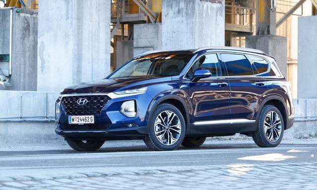 „Stormy Sea“, nennt Hyundai diese Wagenfarbe. Sie kostet 800 Euro Aufpreis. Sonst ist im neuen Santa Fe alles Serie, was bei vielen anderen Herstellern Sonderausstattung ist.