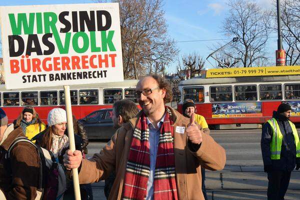 Einer, der sich ähnliche Fragen stellt, ist Josef Trimborn. Er verteilt Sticker und stimmt immer wieder "Wir sind das Volk"-Sprechchöre an. Trimborn will "gegen die Übermacht der Banken“ protestieren. Das Motto der Veranstaltung "Bürgerrecht statt Bankenrecht" komme im sehr entgegen. Kleine und mittlere Traditionsunternehmen, die in Österreich verankert sind, müssten gestärkt werden ...