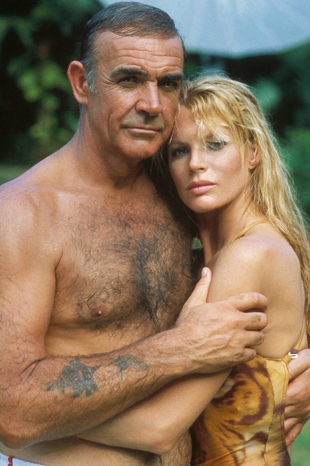 In "Sag niemals nie" trat Kim Basinger an die Seite von Bond Darsteller Sean Connery. Als verführerische Domino Petachi gelang ihr der Durchbruch, drei Jahre später spielte sie die Hauptrolle in "9 1/2 Wochen".