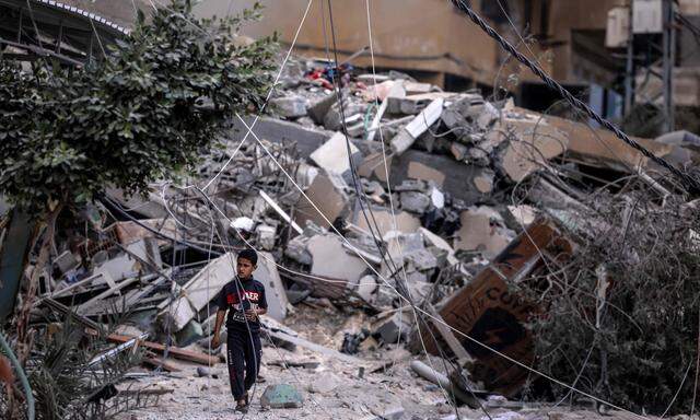 Ein kleiner Junge inmitten der Trümmer eines durch israelische Luftangriffe zerstörten Gebäudes in Gaza.