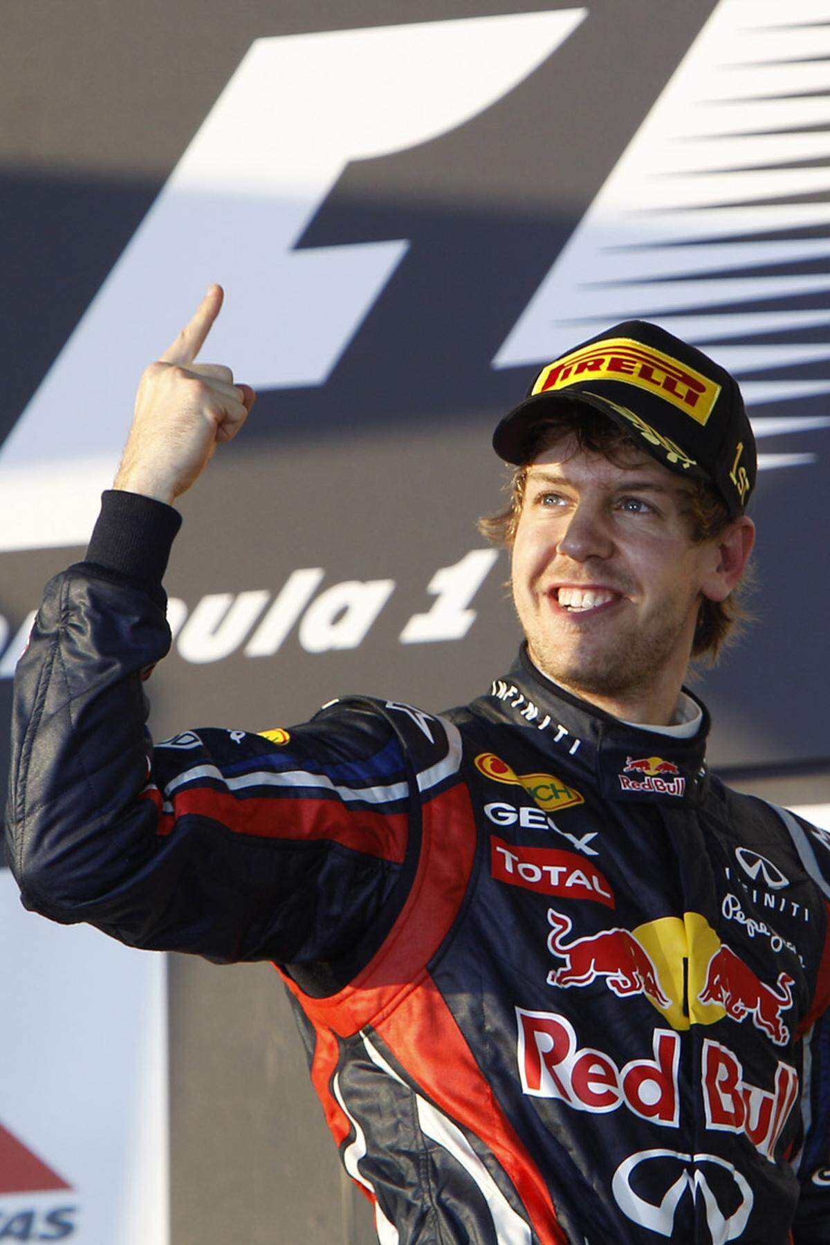 2011 wird das Jahr des erhobenen Sieges-Zeigefingers: Vettel dominiert die Saison wie einst Michael Schumacher in seinen besten Zeiten. Ob in Australien, ...