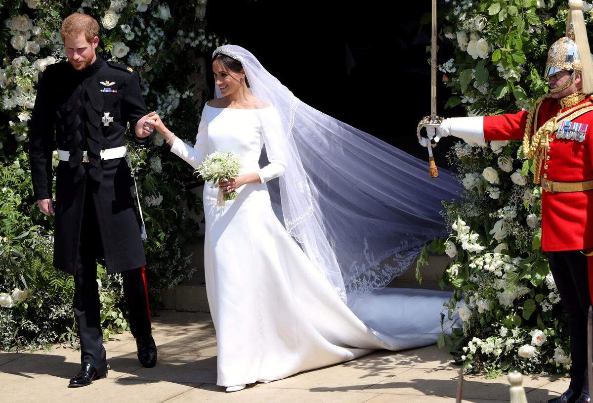 Als "Sinnbild zeitloser schlichter Eleganz" beschrieb der Kensington-Palast das seidene Kleid, das lediglich mit sechs Nähten auskommt.  