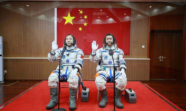 Die beiden Astronauten Jing Haipeng und Chen Dong.