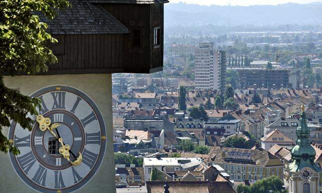 THEMENBILD:  STEIERMARK-WAHL / LAeNDERPORTRAeT / UHRTURM