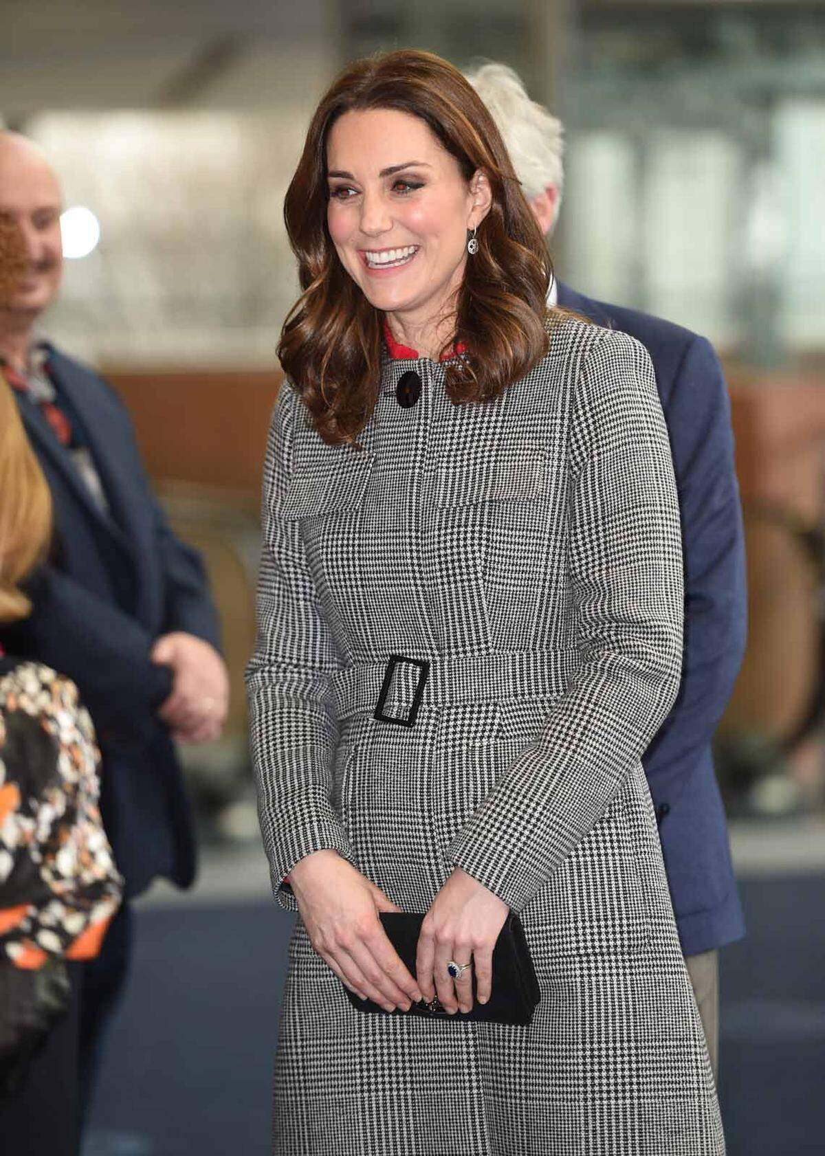 Graues Karo, auch Prince of Wales Karo genannt, wählte Herzogin Catherine bei einem Besuch in Manchester im Dezember 2017. Der Mantel stammt von dem Label L.K. Bennett.