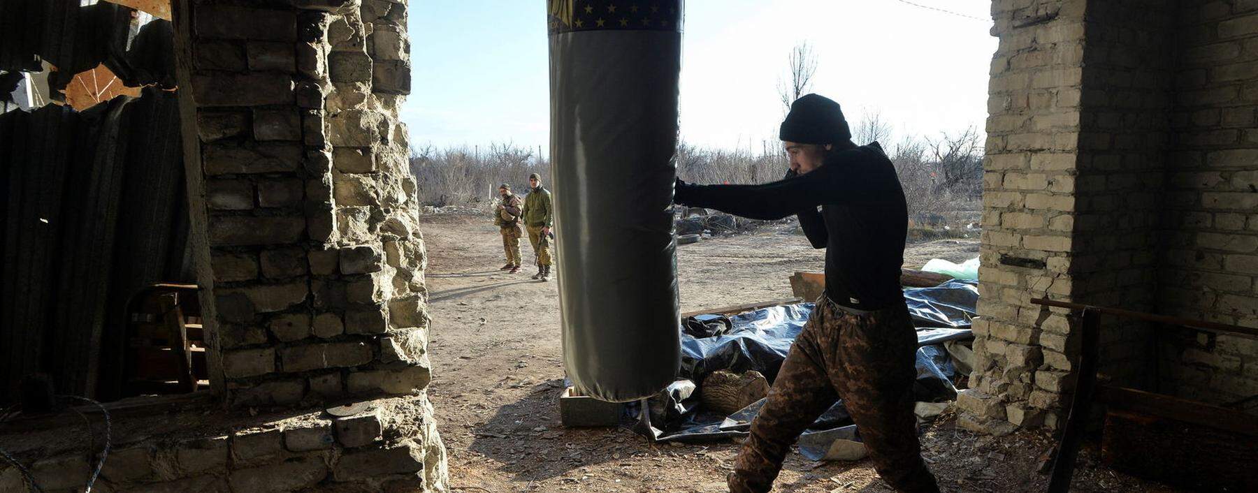 Die Kriegsgefahr vor Augen: Ein ukrainischer Soldat hält sich auf einer Stellung nahe der Stadt Donezk fit.